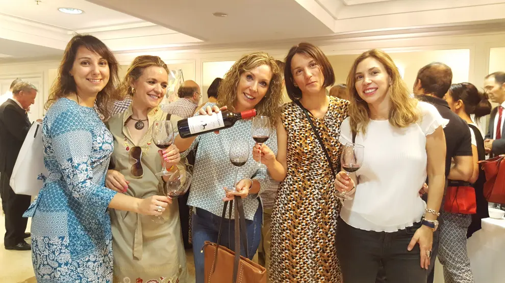 Asistentes al I Salón del Vino Somontano en Madrid.
