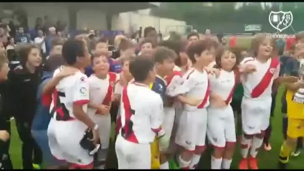 Emotiva celebración en la final de un torneo alevín de fútbol