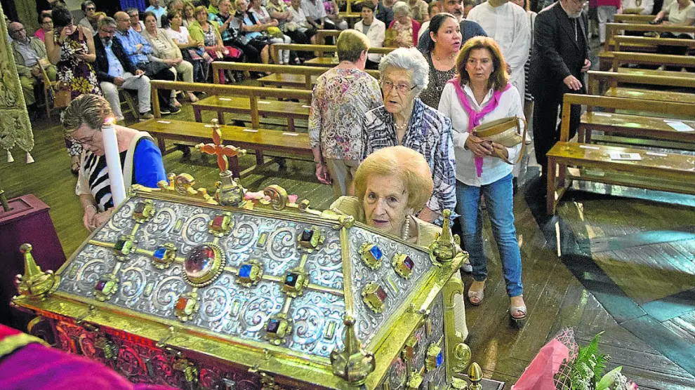 Muchos devotos se acercaron a besar y tocar la urna con los restos de San Íñigo.