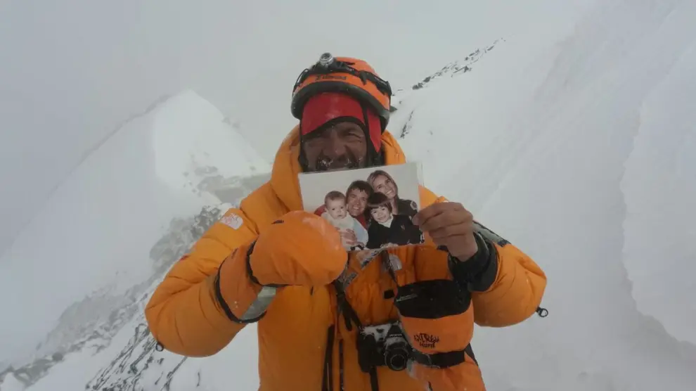 Javier Camacho muestra una foto de su familia en la cumbre del Lhotse, a 8.516 metros de altura. jc