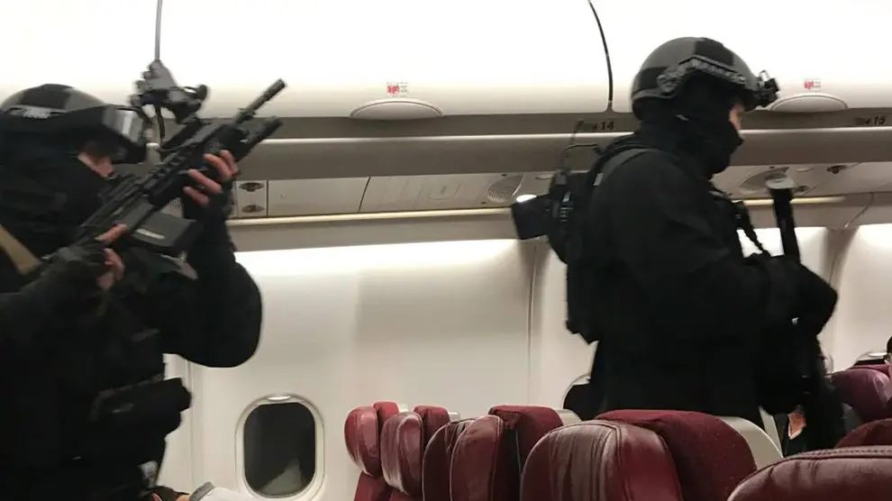 La Policía entró en el avión para arrestar al pasajero.