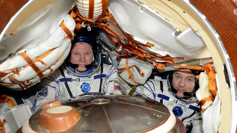 Oleg Novitsky y el astronauta francés de la Agencia Espacial Europea Thomas Pesquet.
