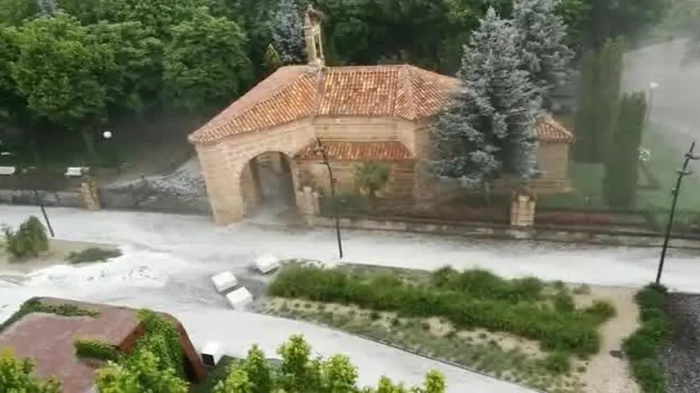 Una fuerte granizada inunda algunas calles de Soria