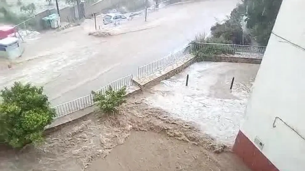 Las fuertes granizadas en Castellote y Molinos anegan calles y destrozan cultivos