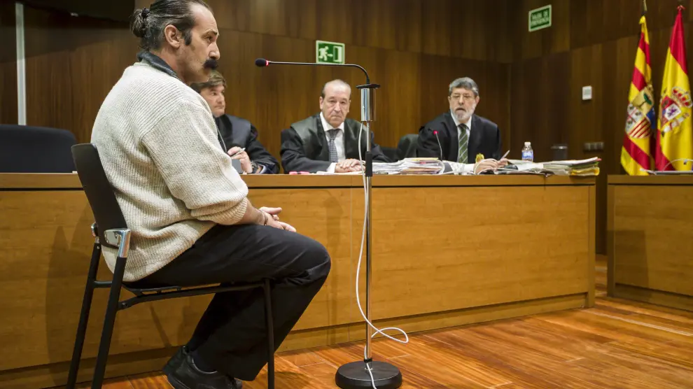 El acusado, Pablo Canales, junto a Javier Elía (defensa), Javier Notivoli (acusación) y José Luis Edo (fiscal).