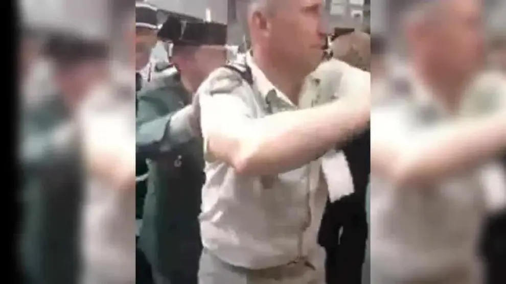 Guardias civiles, curas y militares bailan la conga