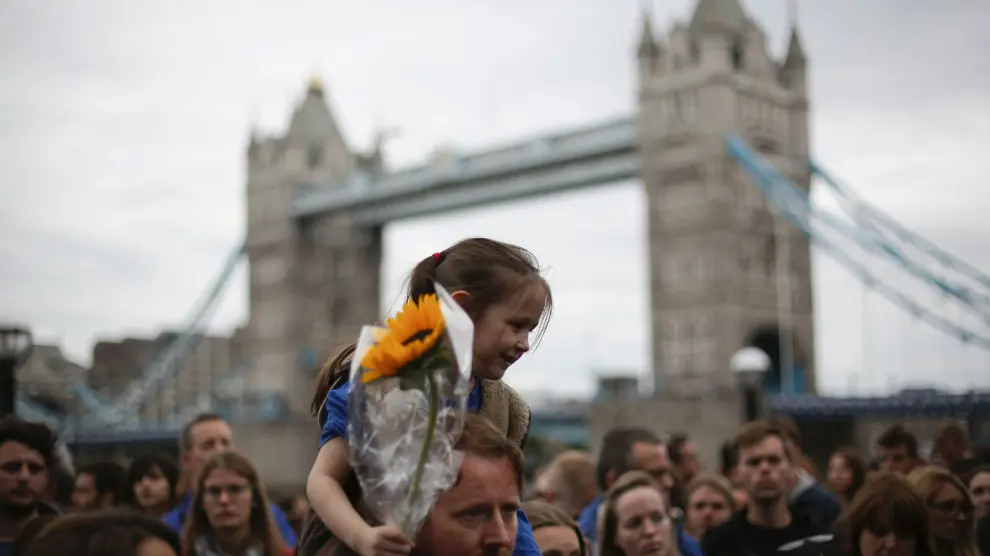 Una niña porta un ramo de flores en un acto de homenaje a las víctimas del atentado del domingo en Londres.