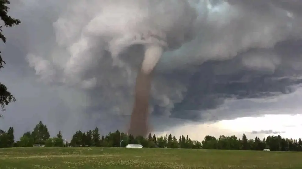 El tornado bicolor que azotó Canadá