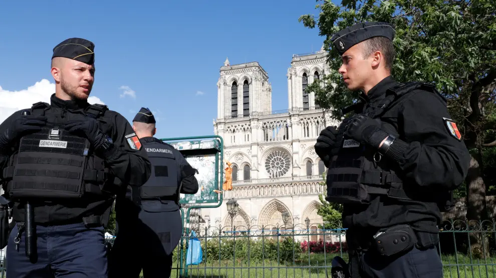 Varios agentes de Policía, en el exterior de Notre Dame, este martes en París.