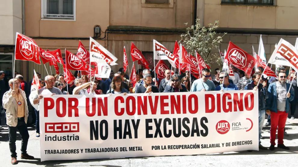 Más de un centenar de trabajadores se concentraron el pasado lunes a las puertas de la sede de la Federación de Organizaciones Empresariales de Soria.
