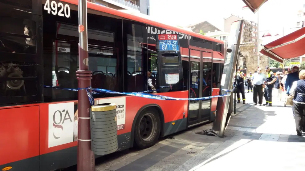 Un autobús urbano ha chocado contra una marquesina este martes en Zaragoza.