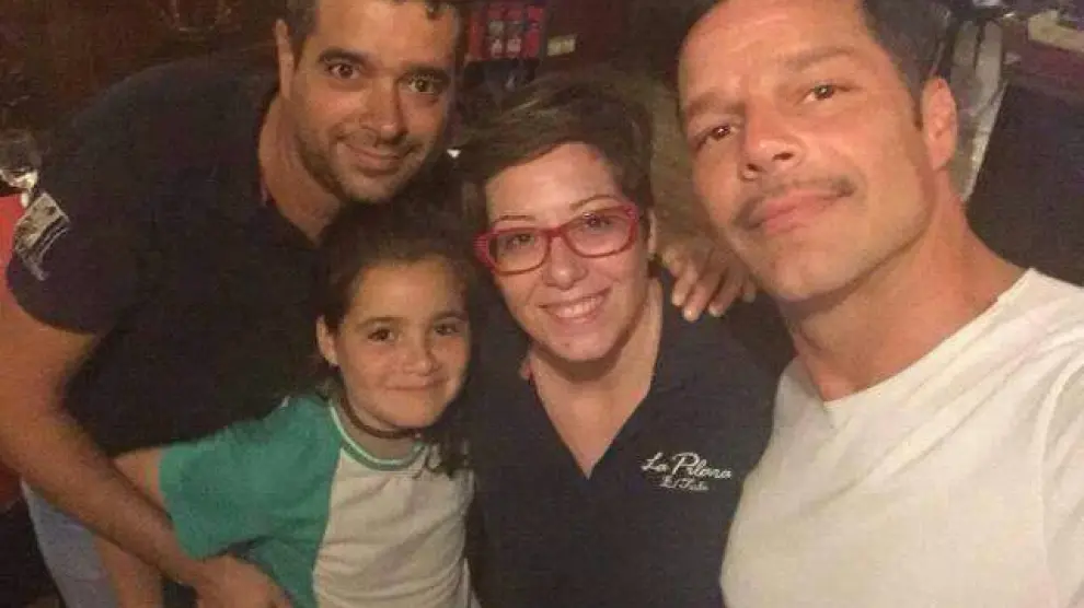 Ricky Martin de tapas por Zaragoza junto a los dueños de La Pilara, en El Tubo