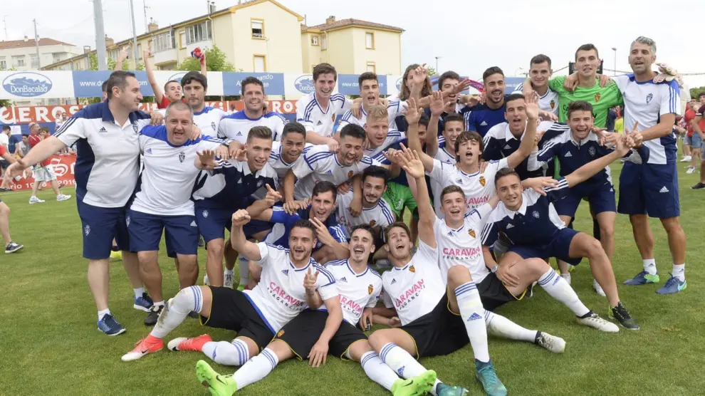 El equipo del RZD Aragón, en la celebración del ascenso a Segunda B, logrado en Calahorra hace 15 días.