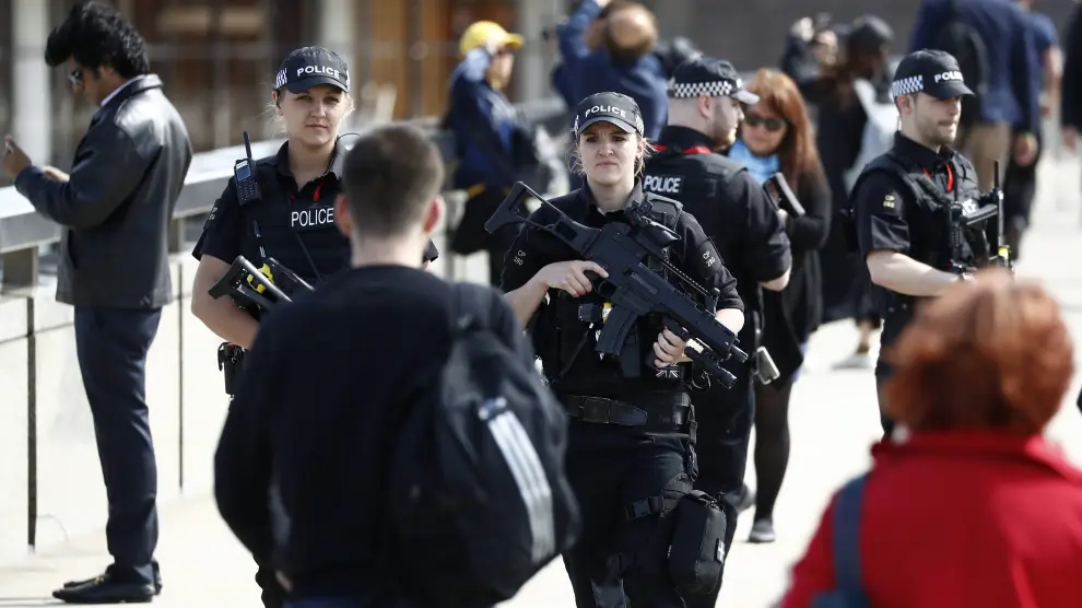 Policía armada en Londres.