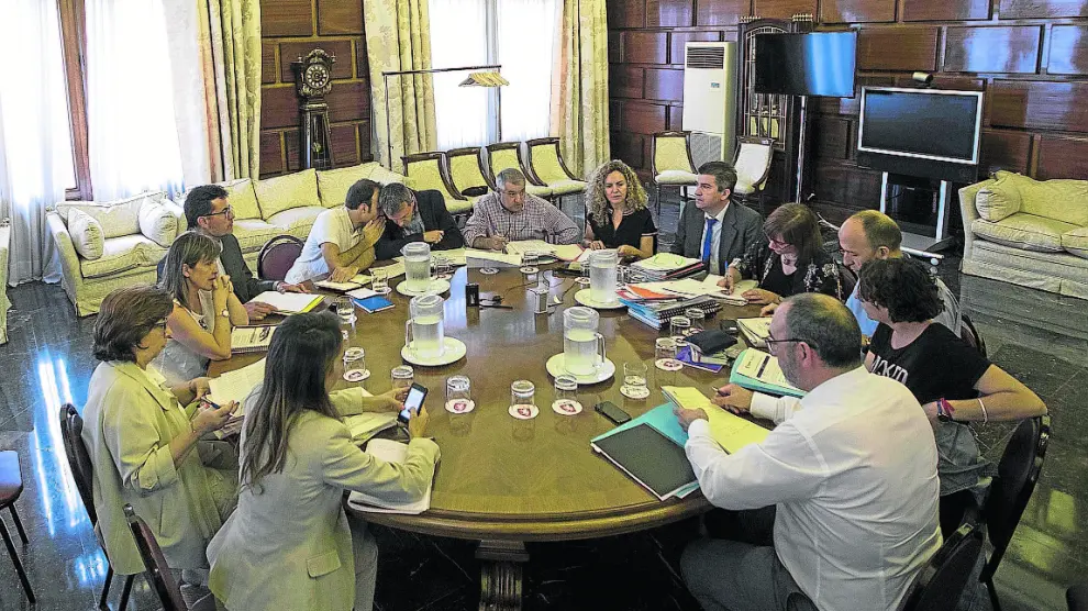La comisión de estudio de las deudas se reunió ayer en el Ayuntamiento de Zaragoza.