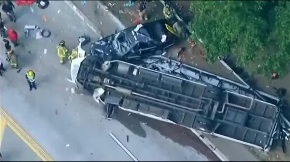 Al menos un muerto y 20 heridos en un accidente de autobús en Estados Unidos