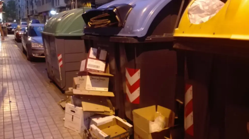 Estado de los contenedores en una calle de La Bozada a finales de mayo