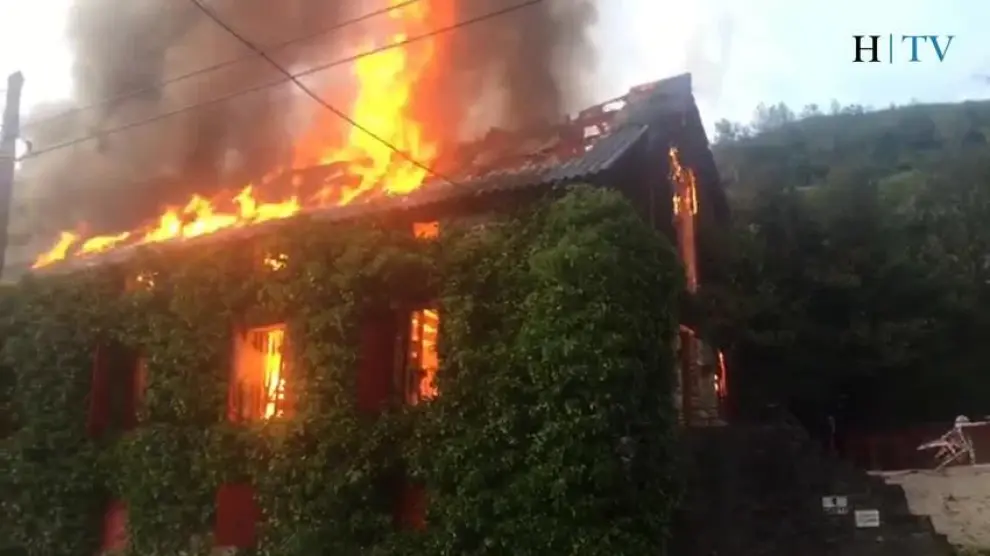 Un incendio arrasa una casa en medio del monte en Jaca