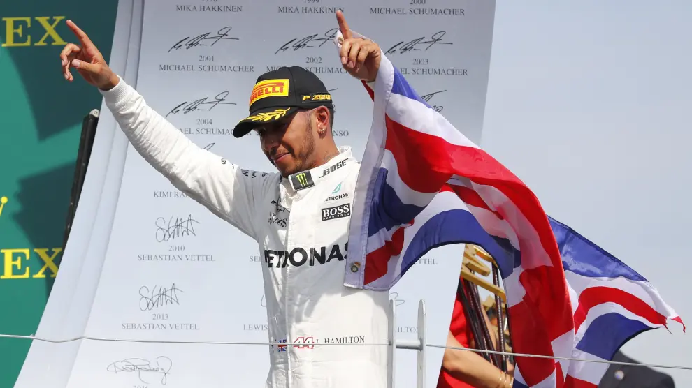 Hamilton en lo alto del podio.