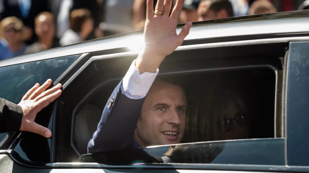 Macron, en coche junto a su esposa, este domingo.