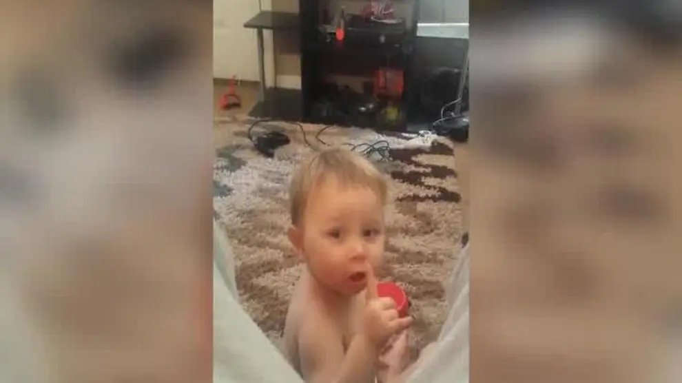 Este bebé manda callar a su padre para poder cantar