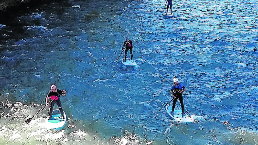 Tablas de surf en el Cinca, a la altura de Aínsa.