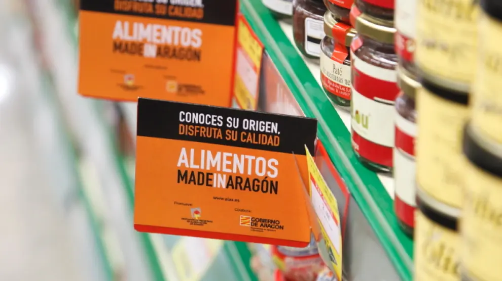 Campaña promocional de los alimentos elaborados en Aragón en el lineal de un supermercado.