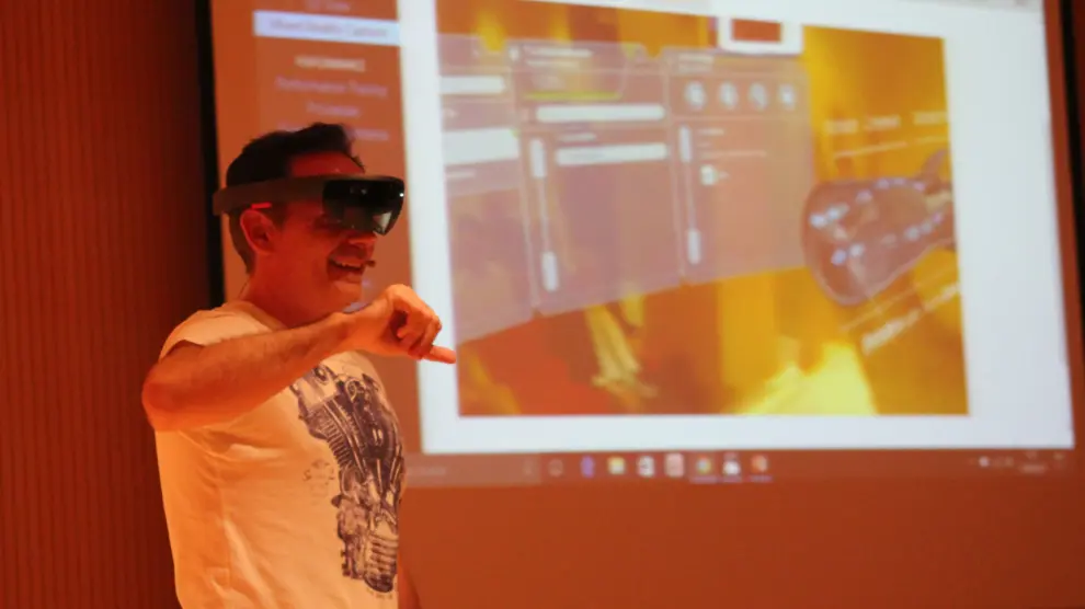 Pedro Diezma, presidente y fundador de Zerintia, con unas gafas de realidad virtual.