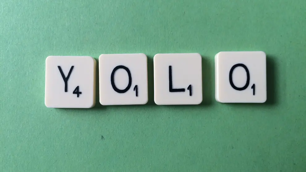 'Yolo', es la abreviatura de 'You only live once', que significa: solo vives una vez.