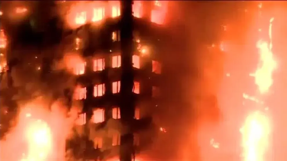 Gran incendio en un edificio de 27 plantas en Londres