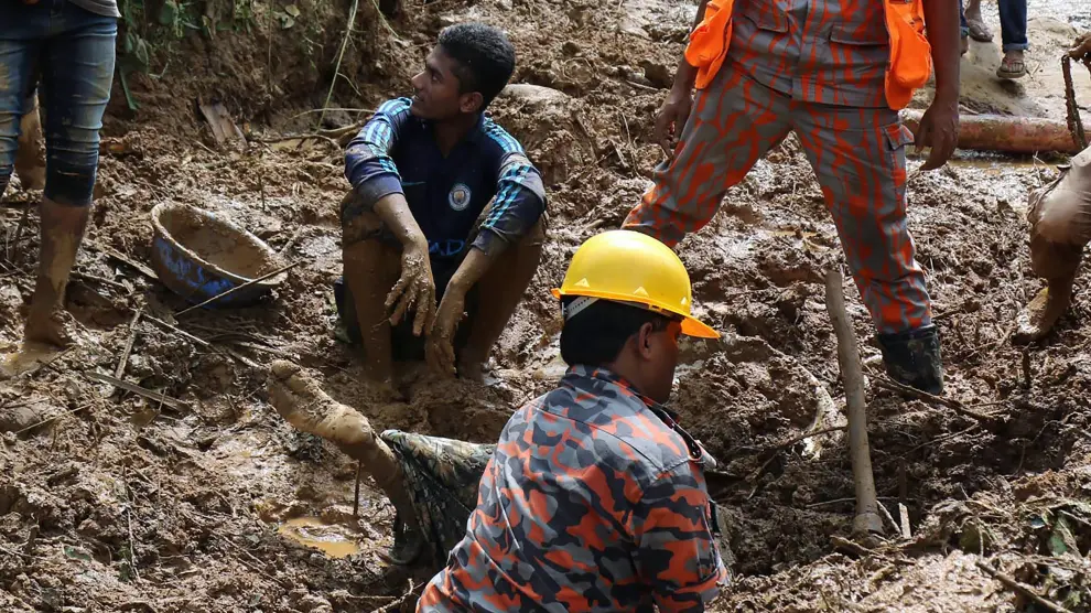 Varios bomberos tratan de recuperar un cuerpo muerto este miércoles en Rangamati, Bangladesh.