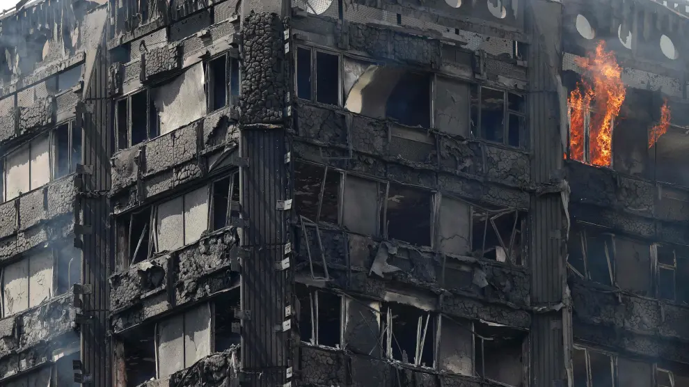 El edificio incendiado en Londres.