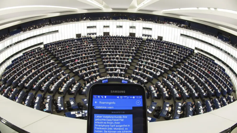 Una persona muestra un SMS sobre el 'roaming' en el Parlamento Europeo de Estrasburgo.