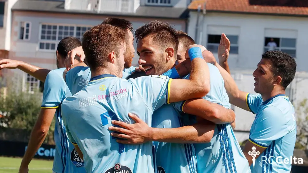 Borja Iglesias, en el centro, recibe la felicitación de sus compañeros tras un gol.