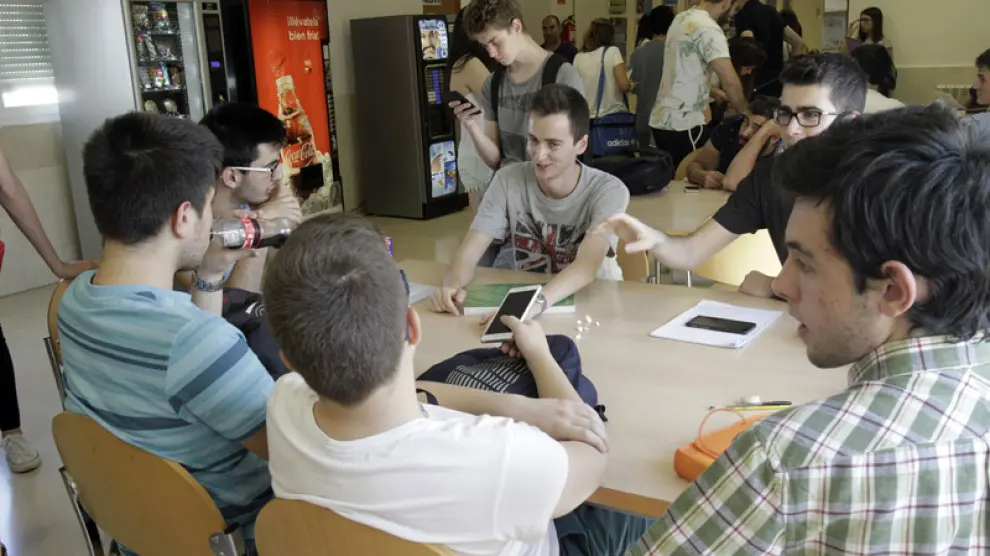 Alumnos en el Campus de Soria durante los momentos previos a la realización de uno de los exámenes de la EBAU.