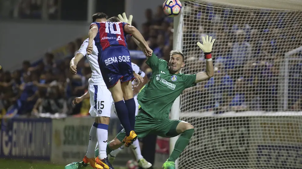 Juanjo Camacho cabecea a la red el definitivo 2-2 con el que el Huesca cerró el primer choque del 'play off' de ascenso.