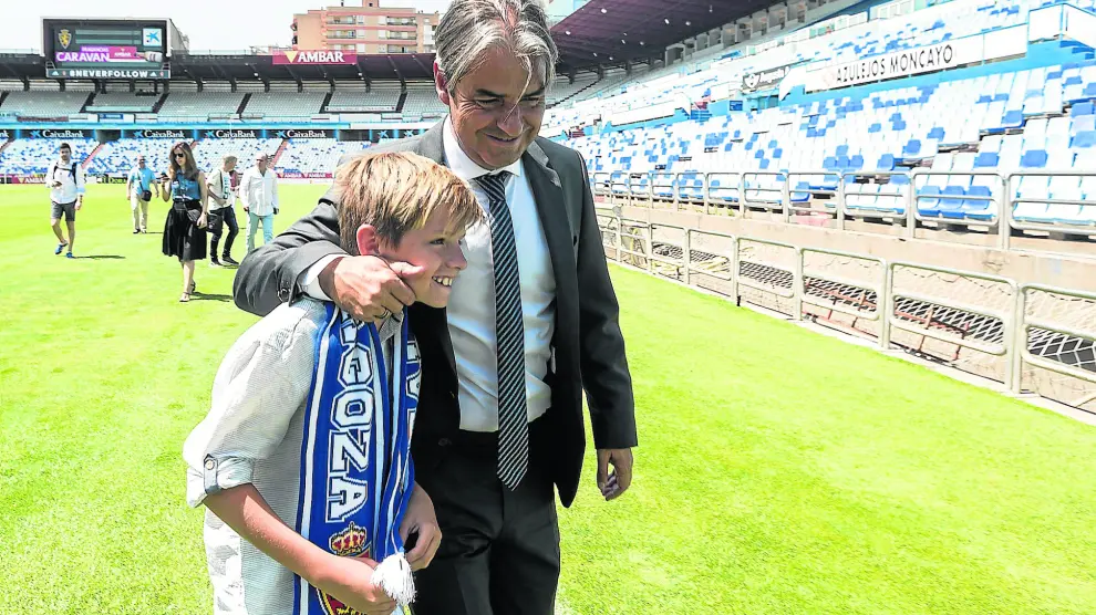 Natxo González pisó ayer La Romareda. En la imagen, el nuevo técnico del Real Zaragoza con su hijo, Odei.