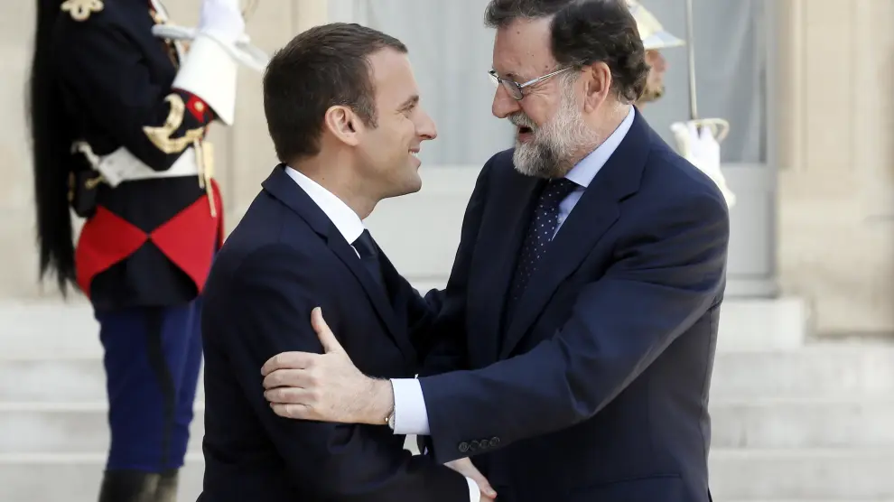 Macron y Rajoy se saludan a las puertas del Elíseo.