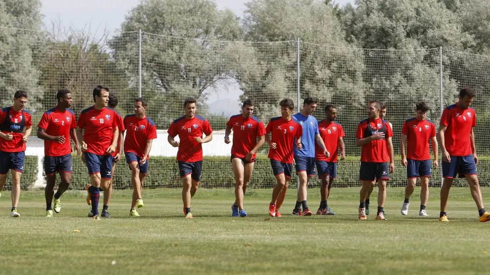 La plantilla del Huesca, durante el entrenamiento de ayer.