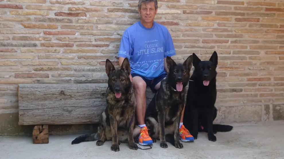 José Ignacio Aguinaga, propietario del centro canino Usurbe, con Juma, Sanny y Nero, tres perros pastor alemán DDR