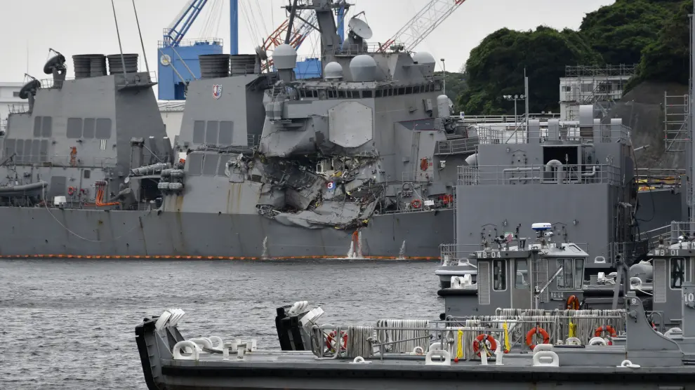 El choque entre un destructor de EE. UU. y un buque mercantil deja 7 marineros muertos