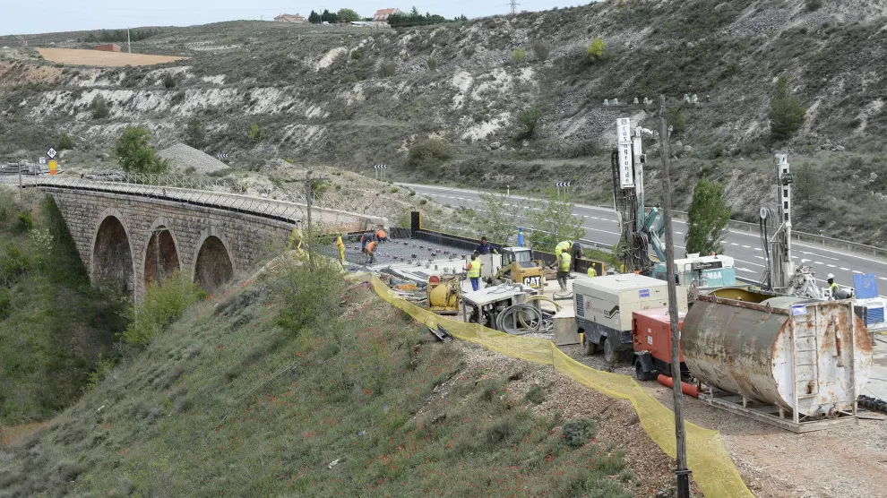 A 20 kilómetros por hora. Uno de los puntos que Adif está arreglando es el puente ferroviario de la Rambla en la foto, a dos kilómetros de la estación de Teruel. Desde hace varios años, su mal estado obligaba a los trenes a reducir la marcha a 20 kilómetros por hora, con el consiguiente aumento de tiempo de trayecto.