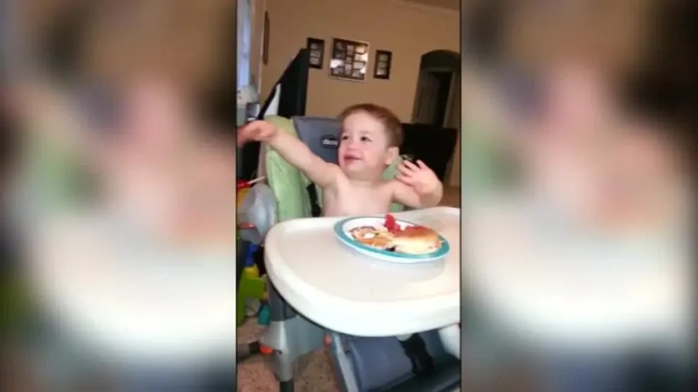 Este bebé no está nada de acuerdo con su padre