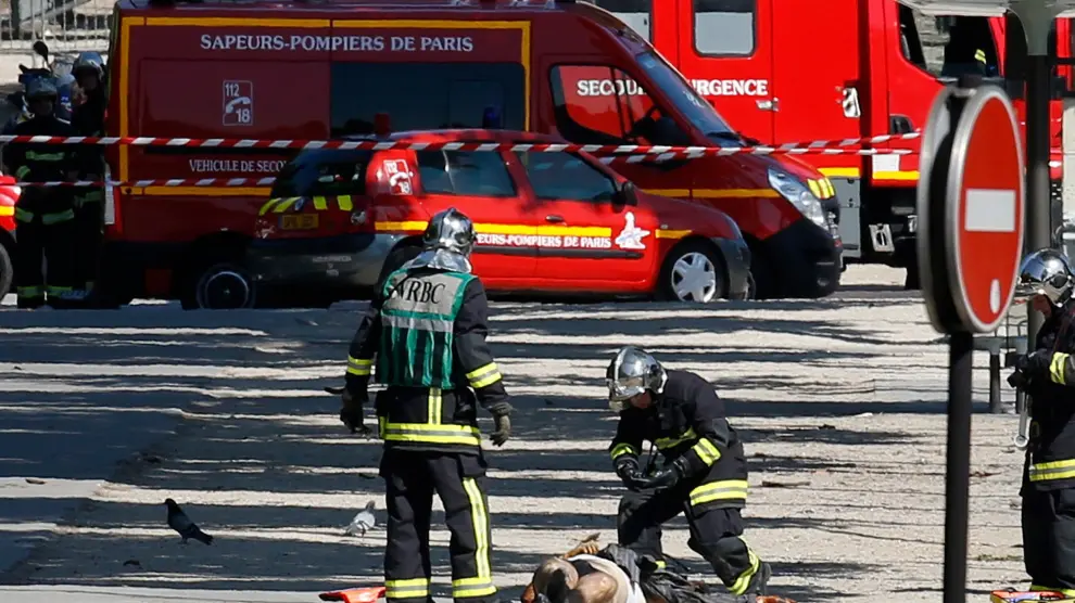 Un coche impacta contra un furgón policial en los Campos Elíseos de París