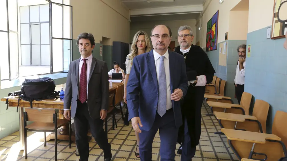 Javier Lambán, con el alcalde de Huesca, la consejera Pilar Alegría y el rector ayer en Huesca.