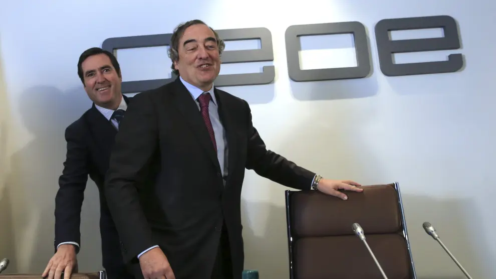 El presidente de la CEOE, Juan Rosell, y detrás, Antonio Garamendi, vicepresidente y líder de Cepyme.
