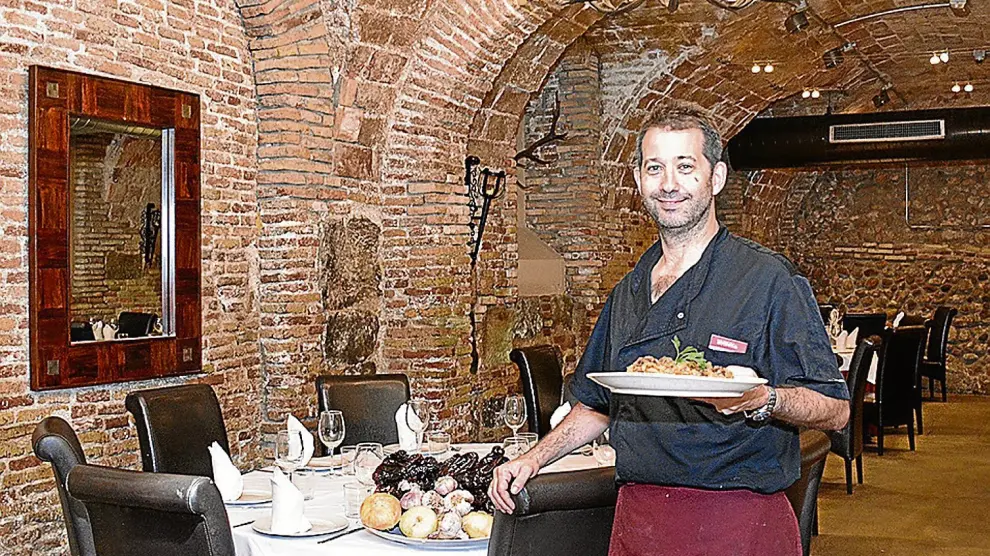 Iñaki Bosuqe, jefe de cocina de La Lobera de Martín, con un ajoarriero de caracoles.