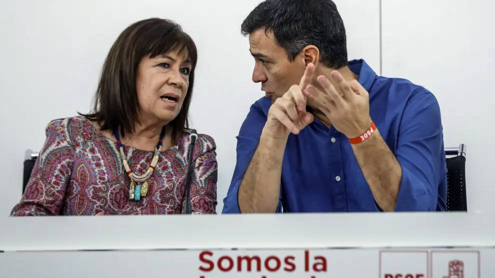 Pedro Sánchez junto a Cristina Narbona este lunes.
