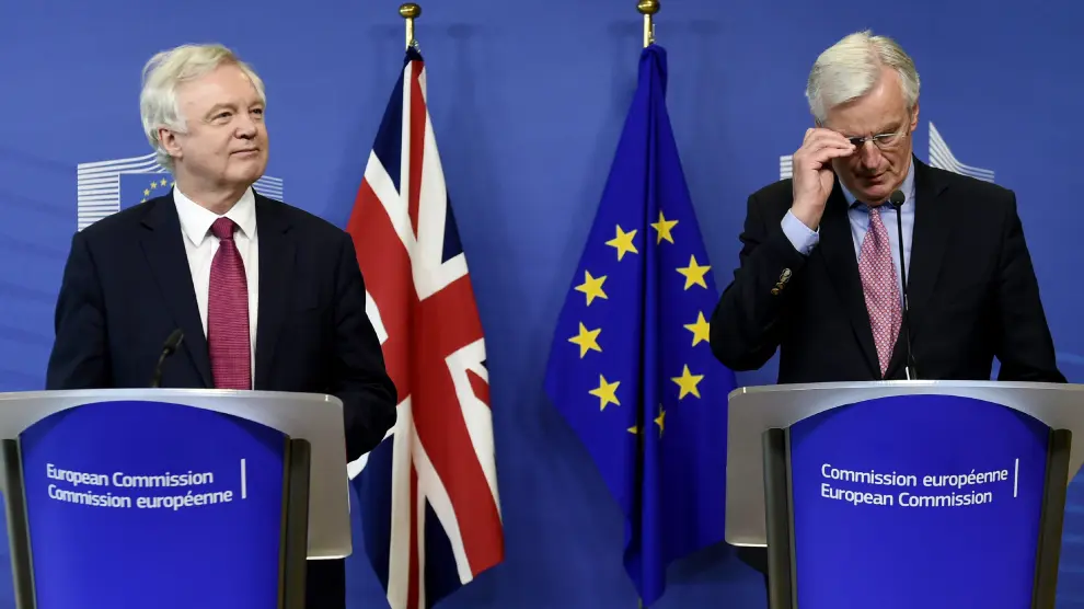 El secretario de Estado Británico para la salida de la UE, David Davis, y el negociador europeo, Michel Barnier. 