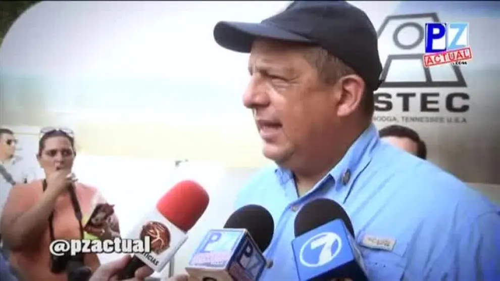 El presidente de Costa Rica se traga una avispa cuando atendía a la prensa